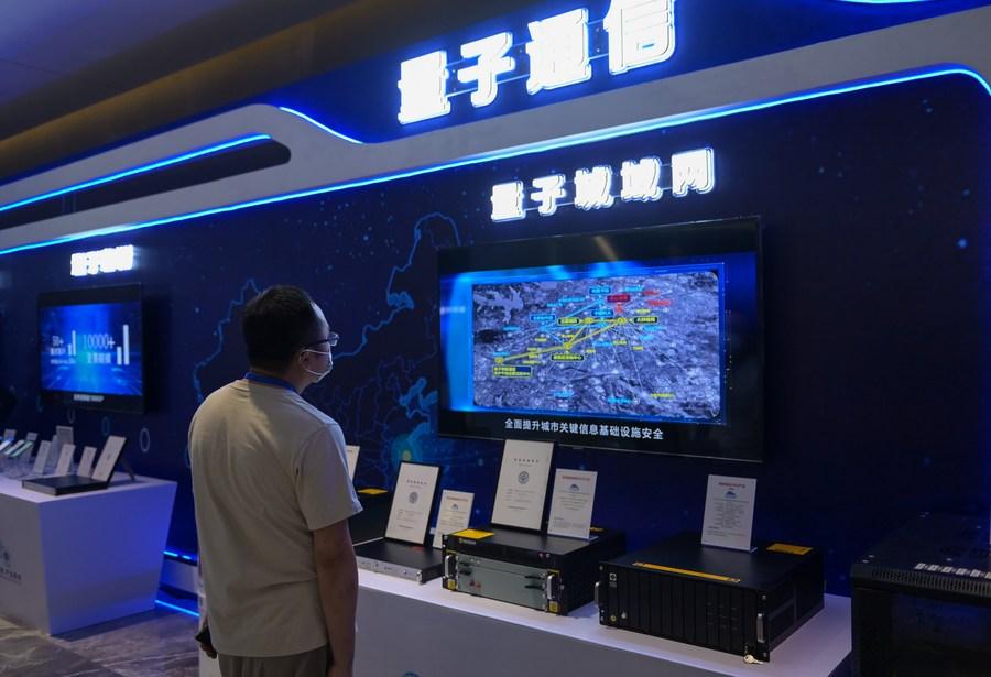 A participant watches a video on quantum metropolitan area network during the 2021 Quantum Industry Conference in Hefei. Photo: Xinhua/Du Yu.