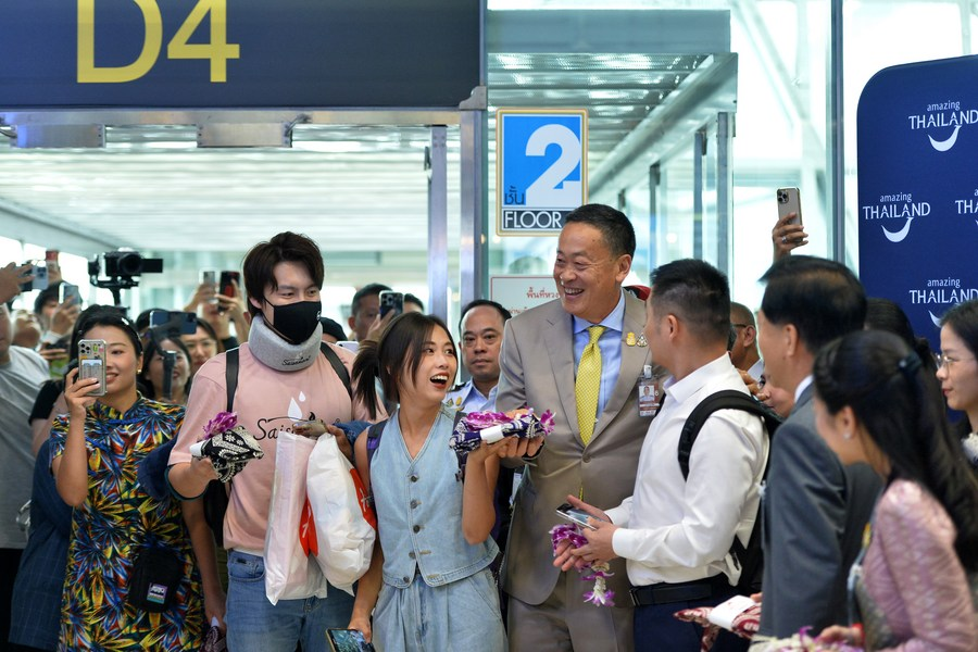 Thai Prime Minister Srettha Thavisin (4th L, front) welcomes Chinese tourists at Suvarnabhumi airport in Bangkok, Thailand, Sept. 25, 2023. Thailand extended a warm welcome to the first batch of visa-exempt flights from China on Monday, marking the launch of the nation's fresh initiative to reinvigorate its Chinese tourist market. Photo:Xinhua/Rachen Sageamsak