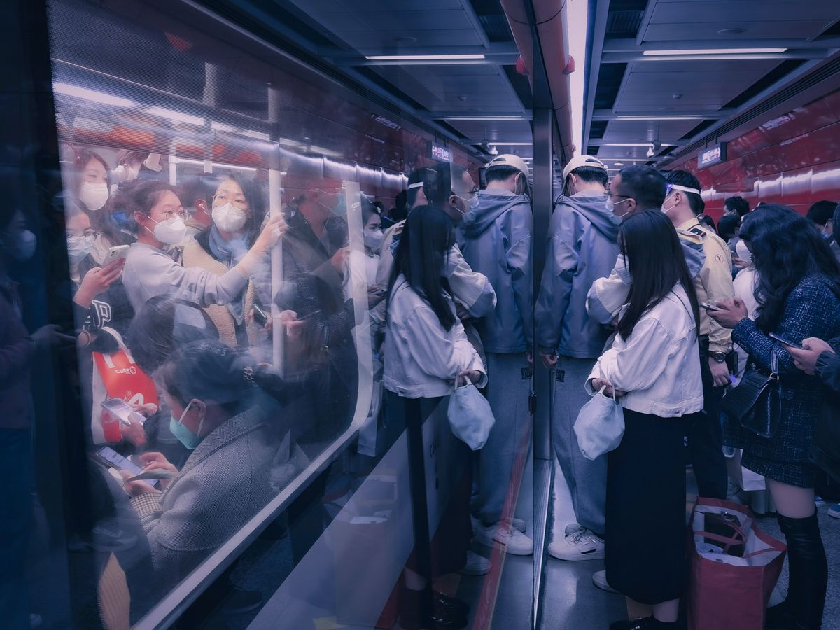 Crowd at the subway. Photo by Thomas Lin.