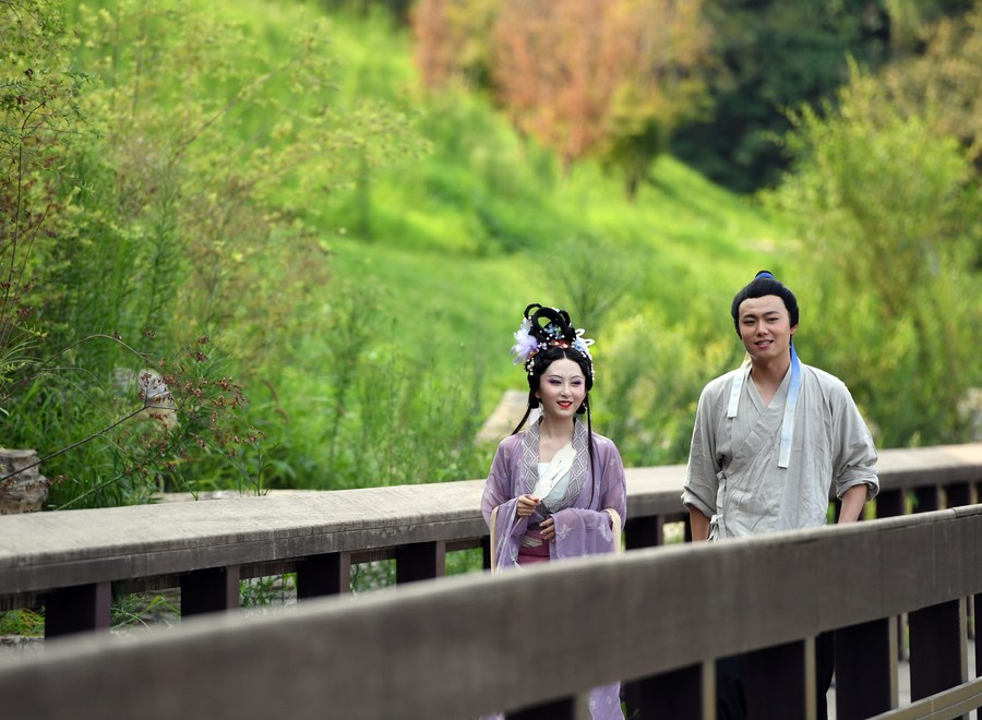People wearing hanfu and posing for photos at Xiliuhu Park in Zhengzhou, central China's Henan Province
