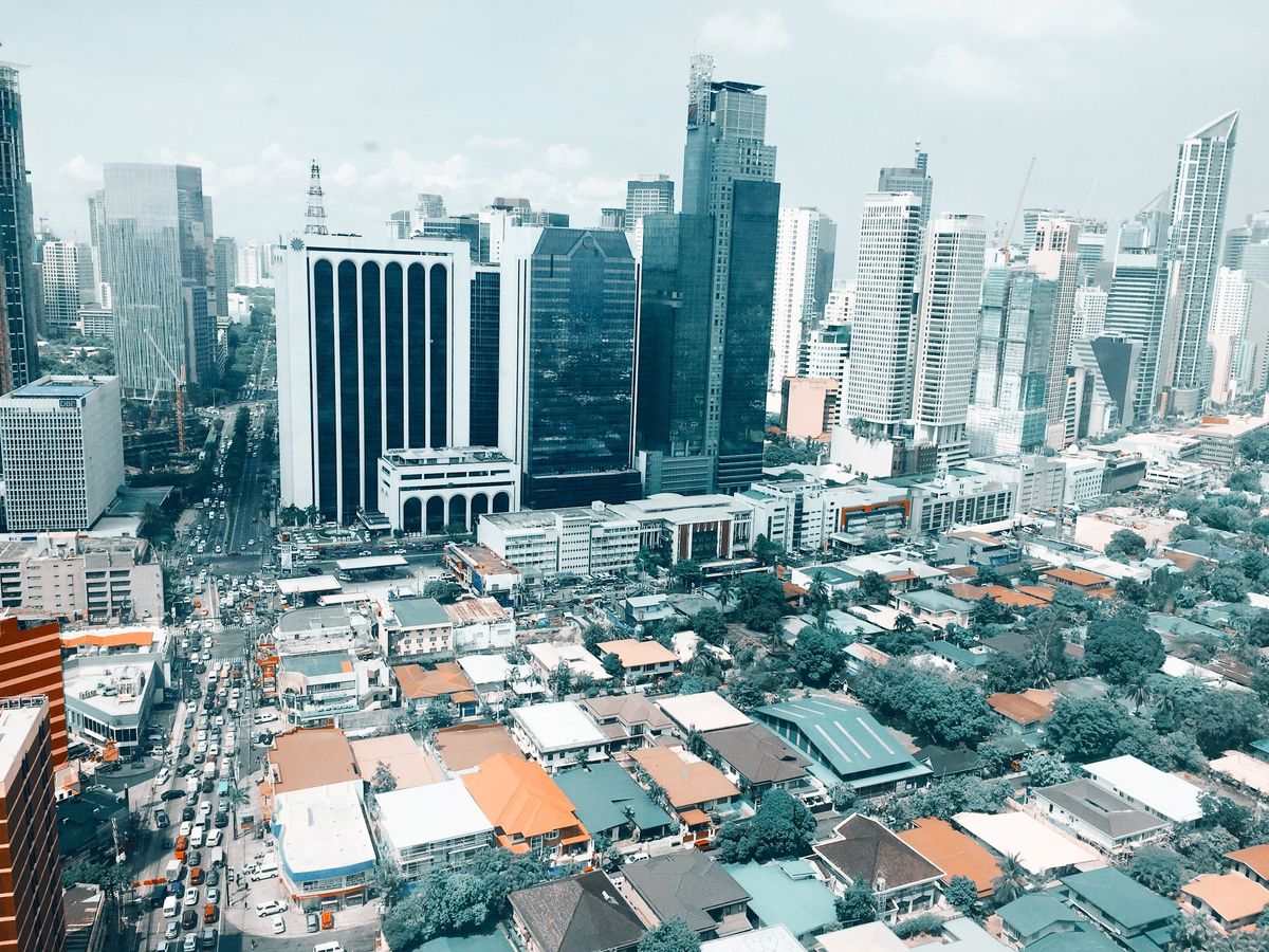 White concrete city buildings in Makati, Philippines. Photo by Christian Paul Del Rosario.
