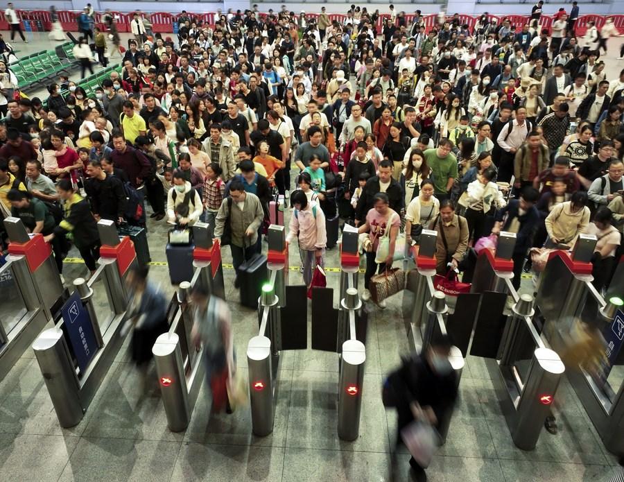 This aerial photo shows travelers going through automated gateways at the departure hall of Hengyang East Station in Hengyang, central China's Hunan Province, Oct. 5, 2023. Photo: Cao Zhengping/Xinhua