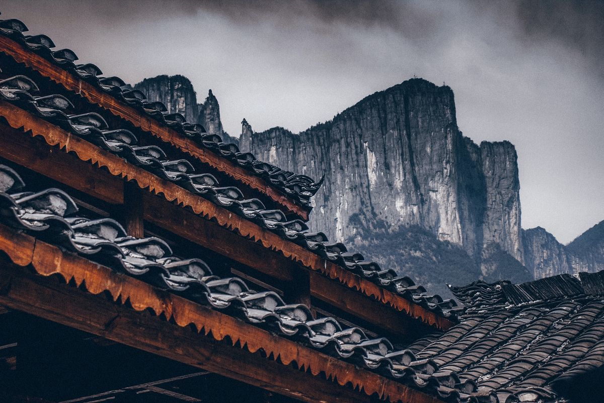 A roof near gray mountains in Hubei. Photo by Vincent Tint.
