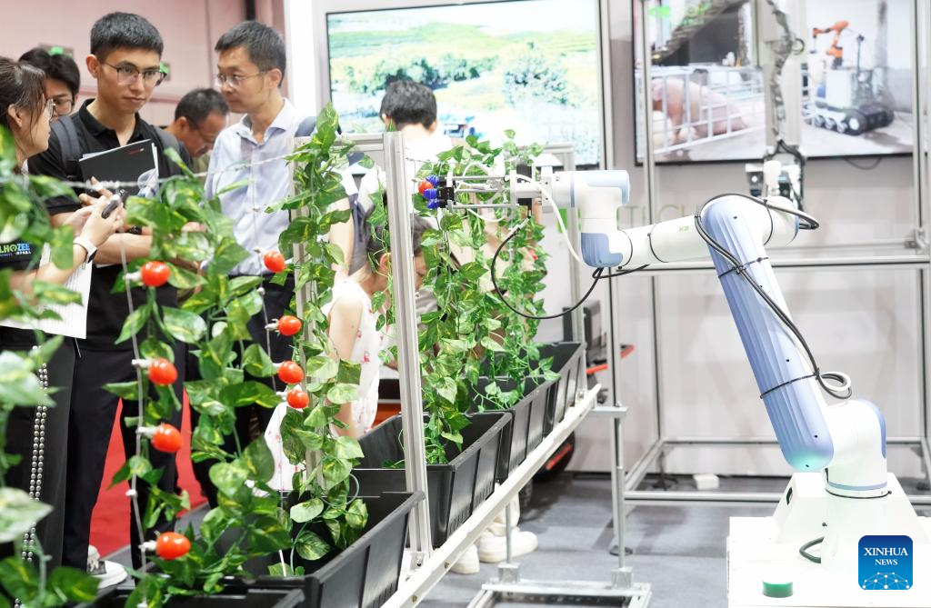 A fruit and vegetable picking robot is pictured at the World Robot Conference 2023 in Beijing, capital of China, Aug. 17, 2023. The World Robot Conference 2023 is held from Aug. 16 to 22 in Beijing. Photo: Xinhua/Ren Chao